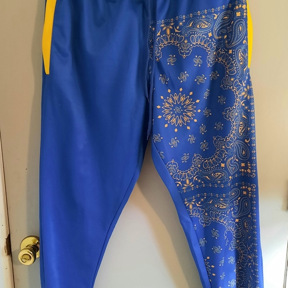 Sweatsuit - Top and bottom Bundle. Top size 42, bottom size 34 - Picture 6 of 12